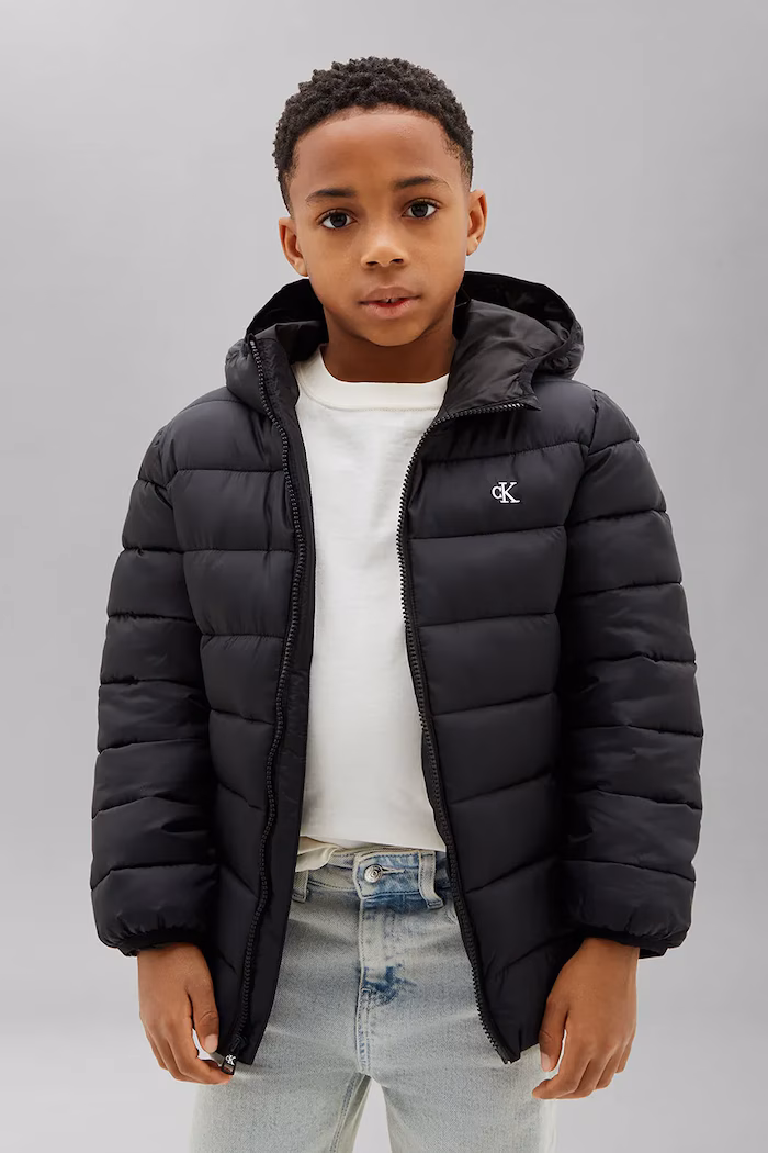 AW26-KUBZZ0-99X_F0 Calvin Klein Παιδικό Ελαφρύ καπιτονέ μπουφάν με μονόγραμμα για Αγόρι Μαύρο LVCKTJM15B-BEH-Pvh-Black - Image 1